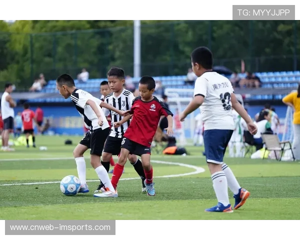 法甲与当地学校合作项目扩大，足球课程普及青少年培训